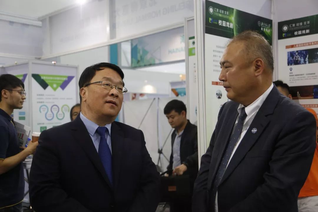 北京师范大学党委书记程建平观看展出